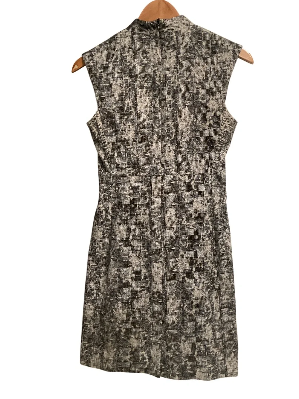 MM Lafleur Black and‎ White Textured V-Neck Sleeveless Sheath Dress